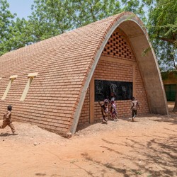 La Classe Rouge: architettura sostenibile per le scuole del  ... Immagine 4